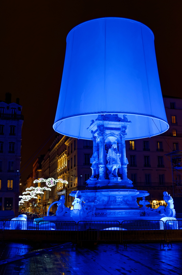 La veilleuse des Jacobins
Place des Jacobins, Lyon 2
La fontaine des Jacobins se transforme en un gigantesque pied de veilleuse, surmontée d’un abat-jour.
L'artiste : Christophe Mayer.