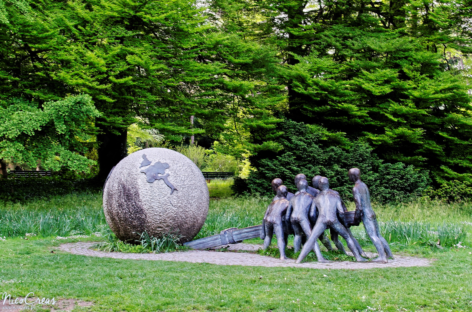 Sculpture de Xavier de Fraissinette installée à l'occasion du  G7  à Lyon les 27, 28, 29 juin 1996.