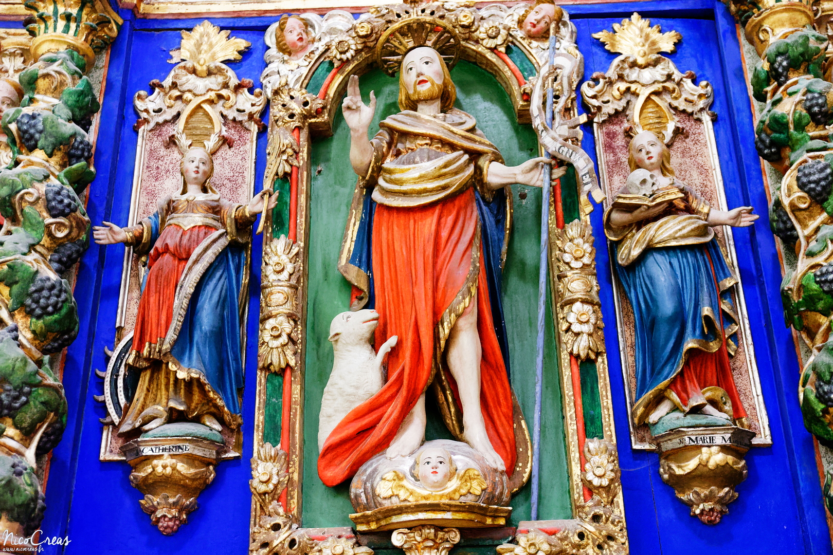 Au centre : Saint Jean-Baptiste
À gauche : Sainte Catherine d'Alexandrie
À droite : Sainte Marie-Madeleine